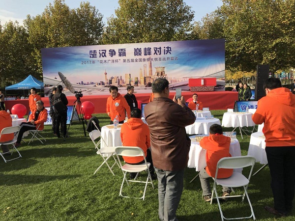  在开幕式上将进行特级大师与象棋爱好者的车轮战，选手正耐心的等待开始