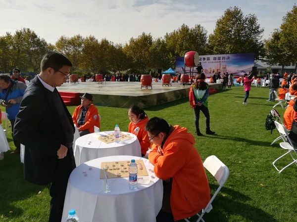 特级大师于幼华在进行车轮战中，棋手正在思考