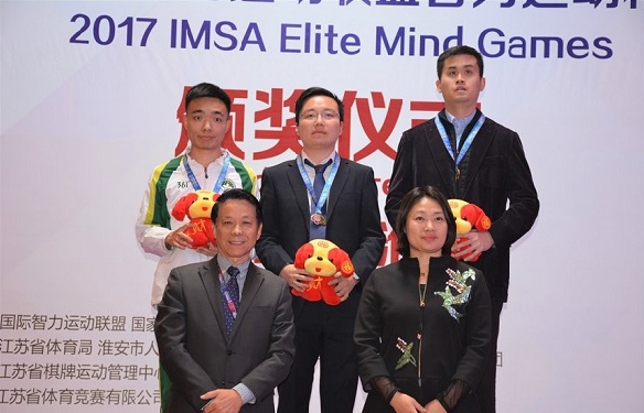 男子组前三名与颁奖嘉宾