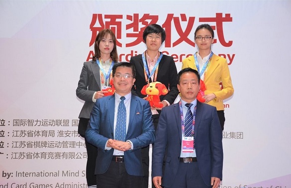 女子组前三名与颁奖嘉宾