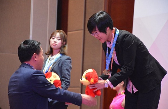 嘉宾给王琳娜颁奖，梁研婷在观看