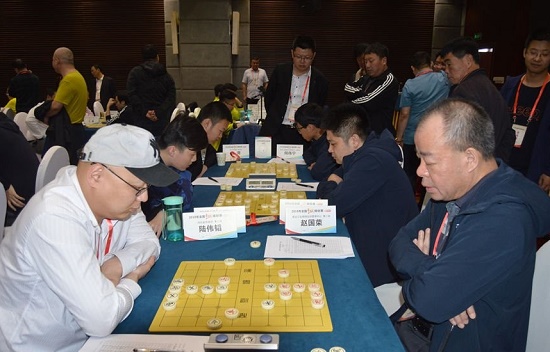 赵国荣特级大师右侧为崔革象棋大师 赵国荣特级大师右侧为崔革象棋大师